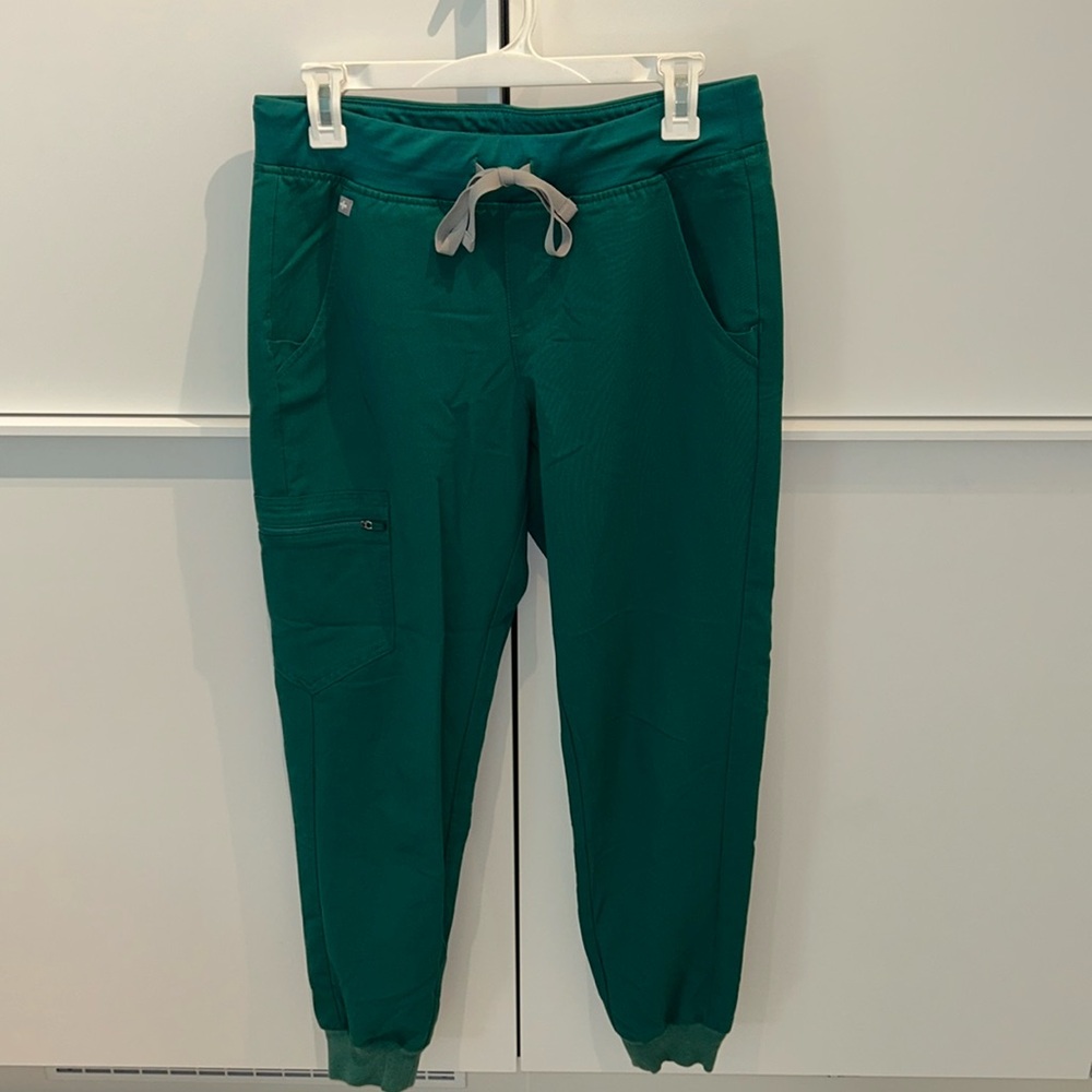 FIGS Zamora Jogger Scrub Pants size S in Hunter Green